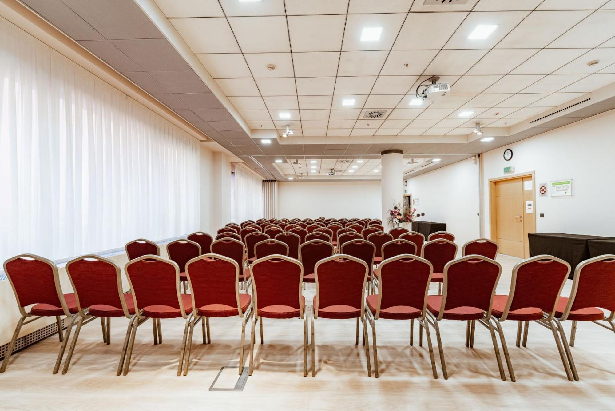 Holiday Inn Belgrade By Ihg Eksteriør bilde